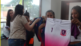 Time Feminino de Futebol recebe Novos Uniformes 