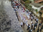 Procissão com integrantes do congado, Banda de Música de Desterro do Melo e a população melense durante a festa de Nossa Senhora do Rosário